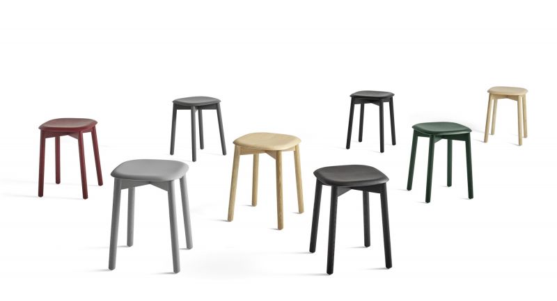 Gruppe von Hay Soft Edge Hockern in verschiedenen Farben auf weißem Hintergrund.